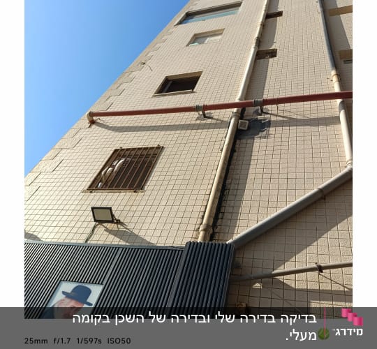 סימני נזילה ורטיבות בקיר חיצוני של בניין מגורים